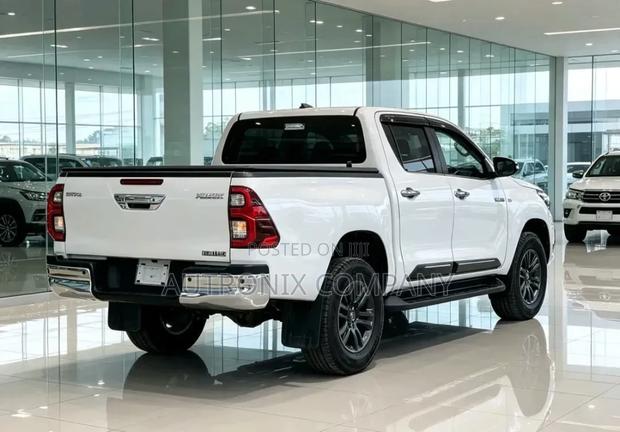 Toyota Hilux 2021 White