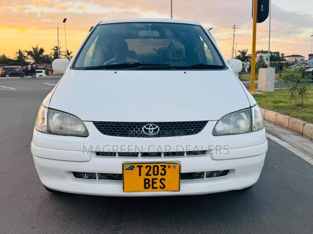 Toyota Corolla Spacio 2000 White