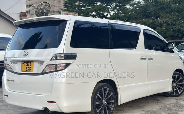 Toyota Vellfire 2010 White