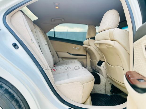Toyota Crown 2010 White