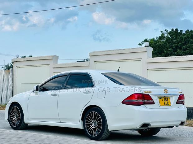 Toyota Crown 2010 White