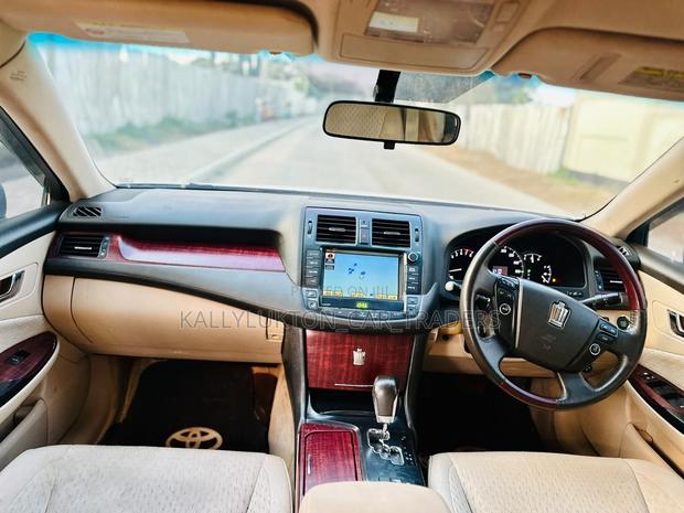 Toyota Crown 2010 White