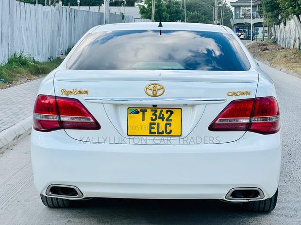 Toyota Crown 2010 White