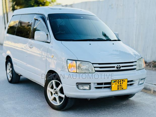 Toyota Noah 2.0 FWD (8 Seater) 2001 White