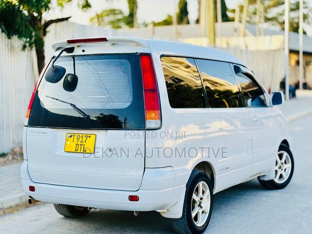Toyota Noah 2.0 FWD (8 Seater) 2001 White