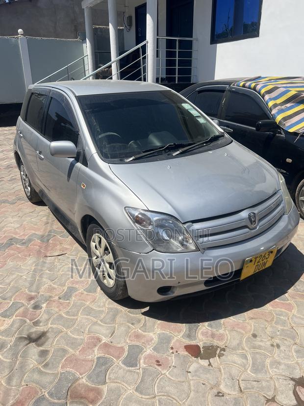 Toyota IST 2004 Silver