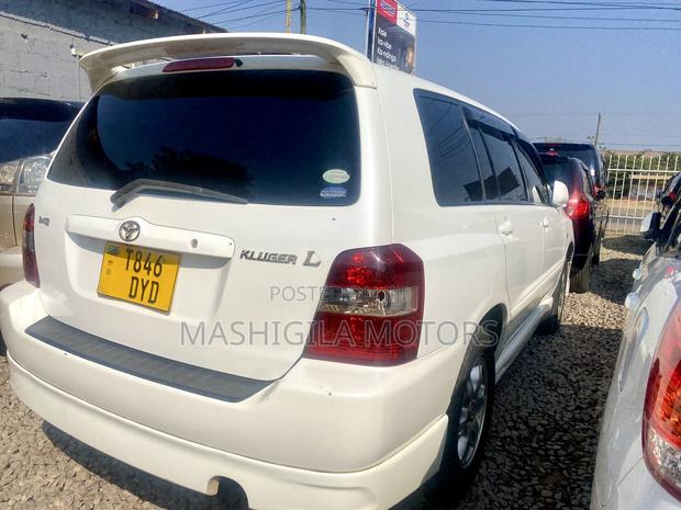 Toyota Kluger 2005 White