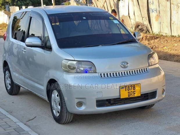 Toyota Porte 2004 Silver