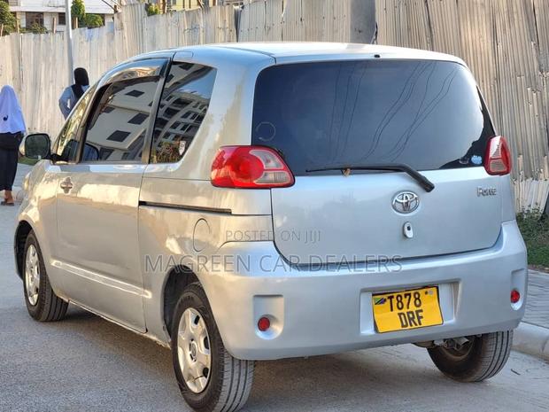 Toyota Porte 2004 Silver
