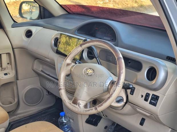Toyota Porte 2004 Silver
