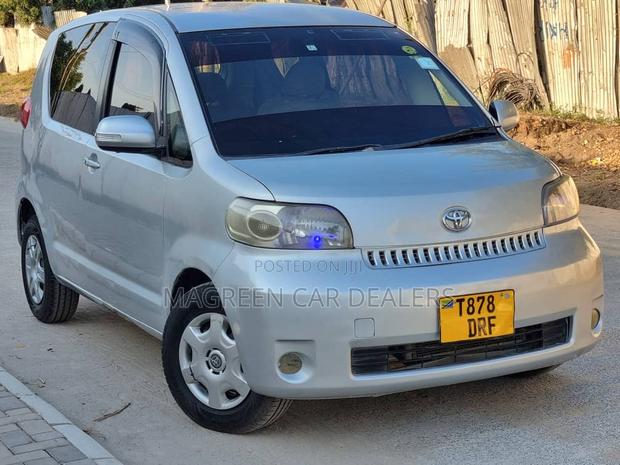 Toyota Porte 2004 Silver