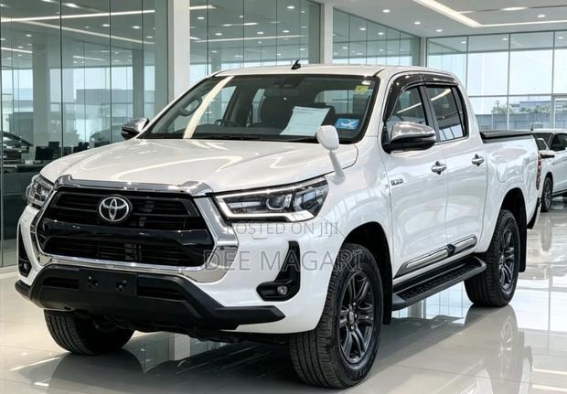 Toyota Hilux 2021 White