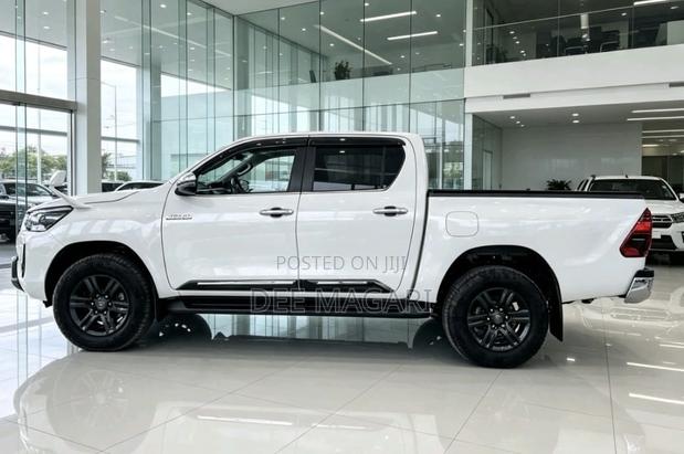Toyota Hilux 2021 White