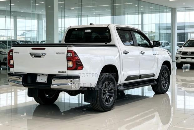 Toyota Hilux 2021 White