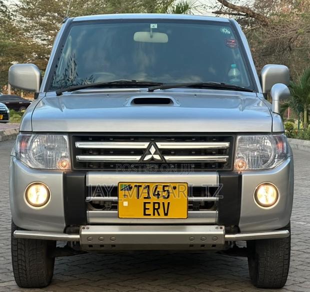 Mitsubishi Pajero 2009 Silver