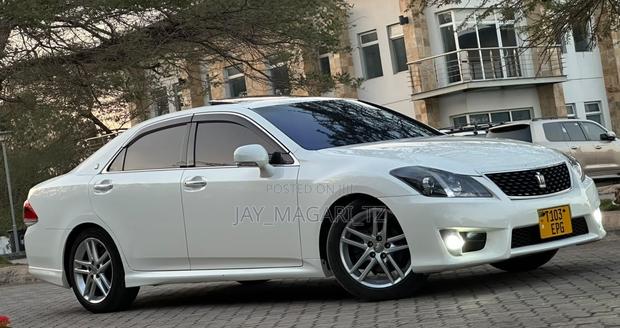 Toyota Crown 2010 White