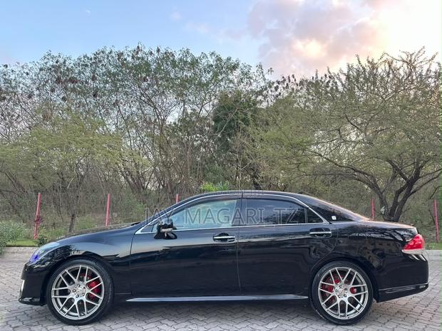 Toyota Crown 2011 Black