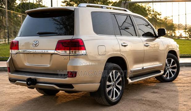 Toyota Land Cruiser 2017 Gold