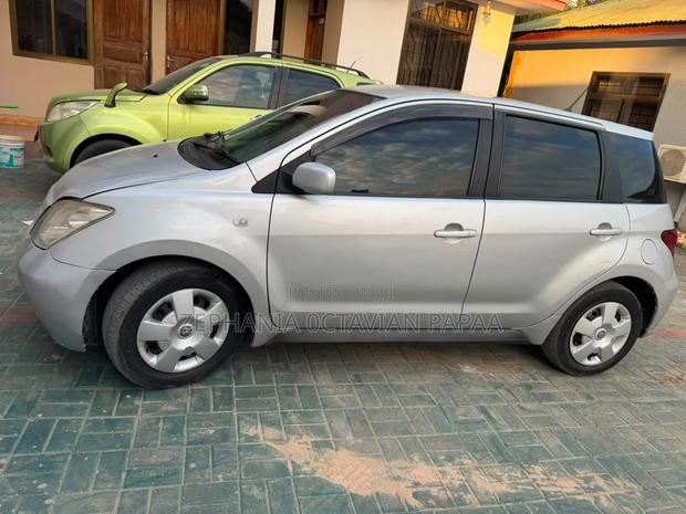 Toyota IST 2003 Silver