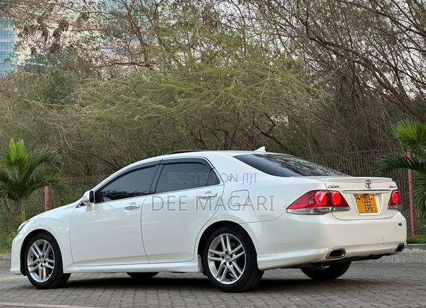Toyota Crown 2010 White
