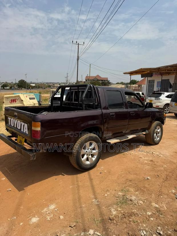 Toyota Hilux 1998 Maroon