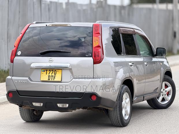 Nissan X-Trail 2011 Gold
