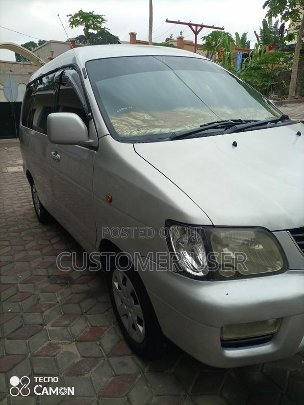 Toyota Noah 2.0 AWD (8 Seater) 2001 Silver