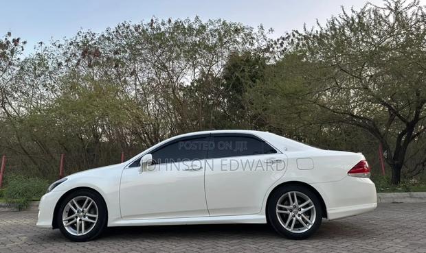Toyota Crown 2010 White