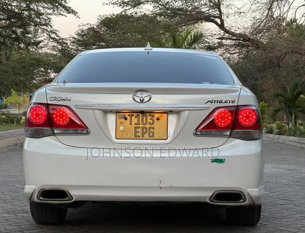 Toyota Crown 2010 White