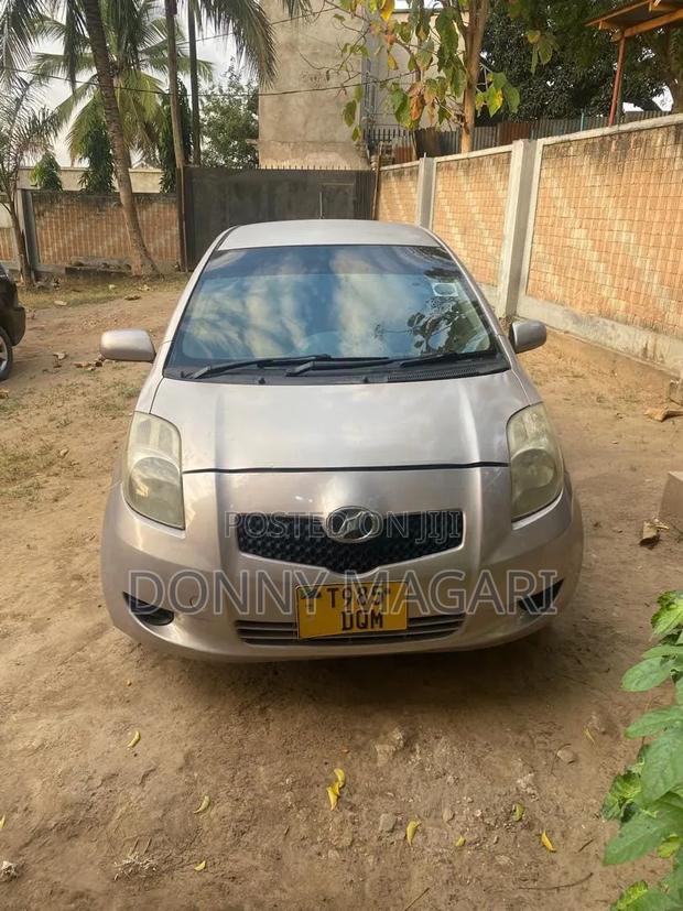 Toyota Vitz 2005 Silver