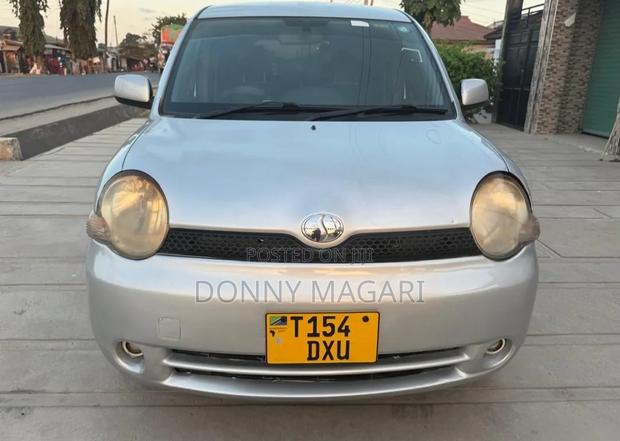 Toyota Sienta 2004 Silver