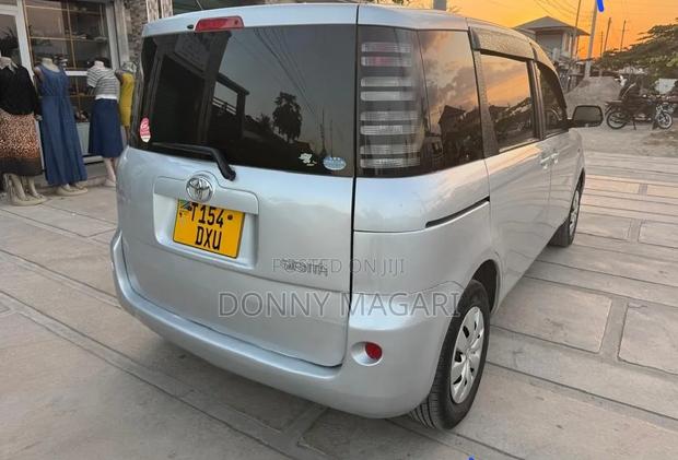 Toyota Sienta 2004 Silver