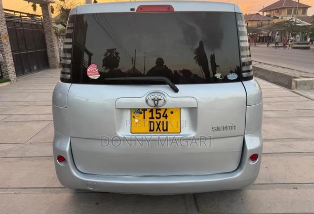 Toyota Sienta 2004 Silver