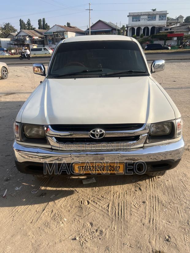 Toyota Hilux 2001 White