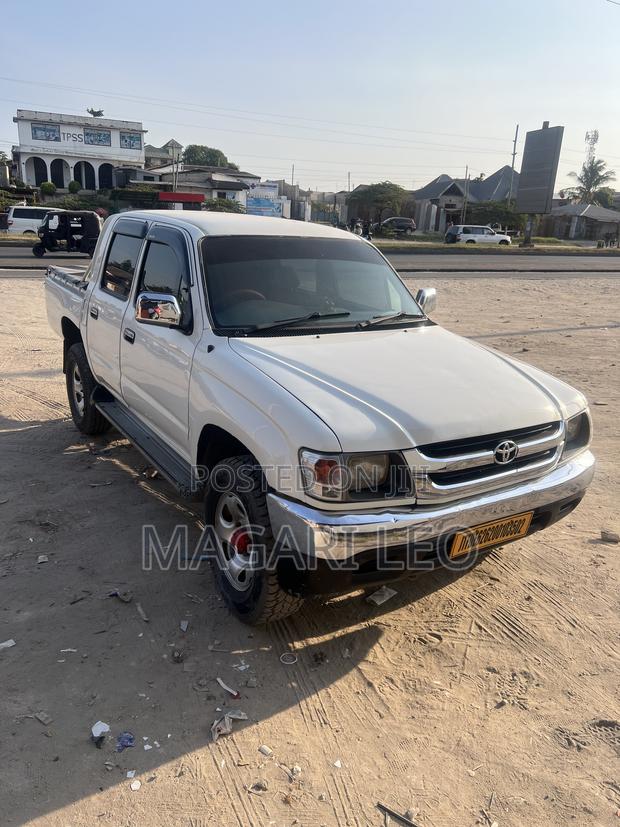 Toyota Hilux 2001 White