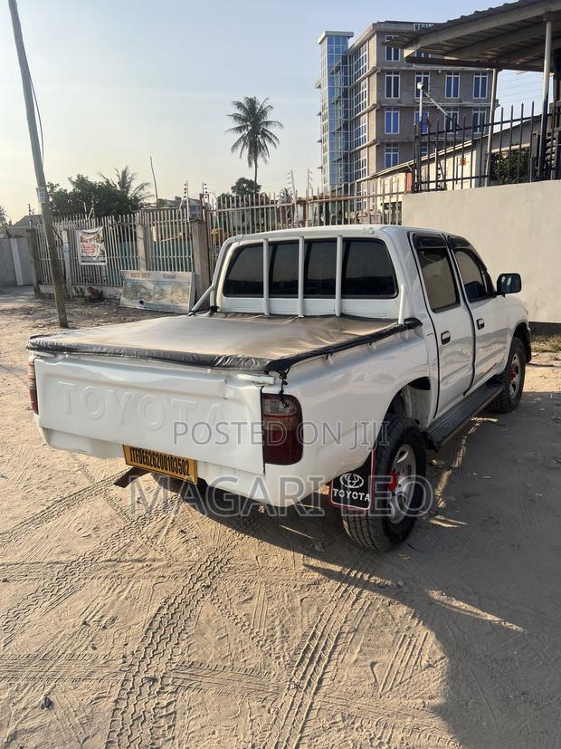 Toyota Hilux 2001 White
