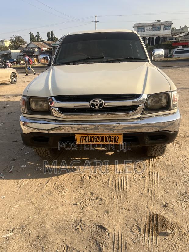 Toyota Hilux 2001 White