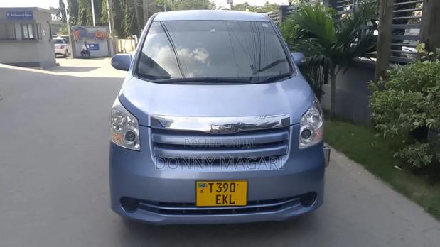 Toyota Noah 2005 Blue