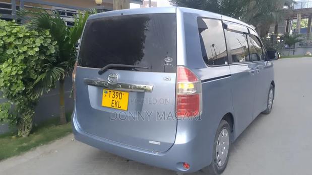 Toyota Noah 2005 Blue