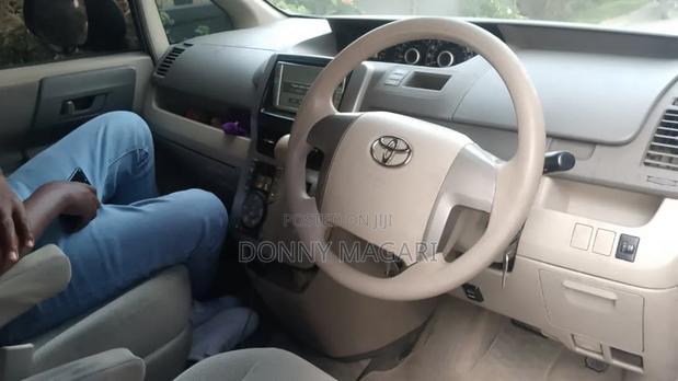 Toyota Noah 2005 Blue