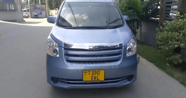 Toyota Noah 2005 Blue