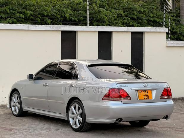 Toyota Crown 2006 Silver