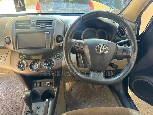 Toyota Vanguard 2011 Green