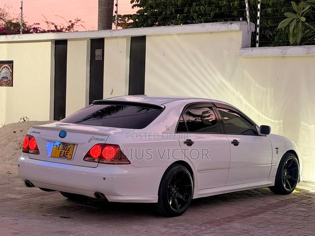 Toyota Crown 2006 White
