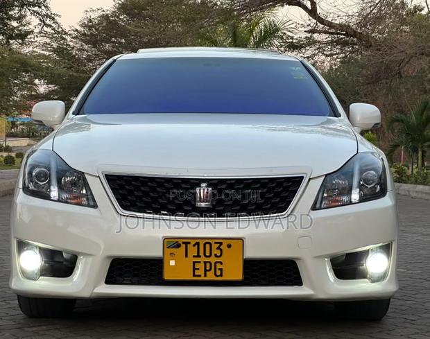 Toyota Crown 2010 White