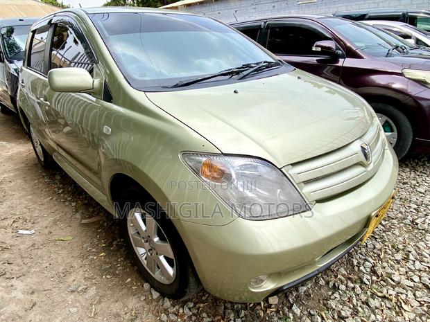 Toyota IST 2004 Gold