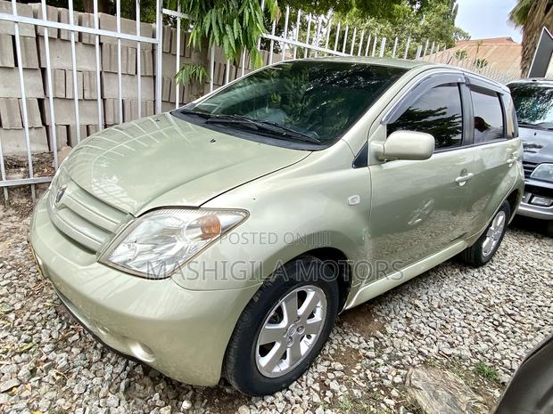 Toyota IST 2004 Gold
