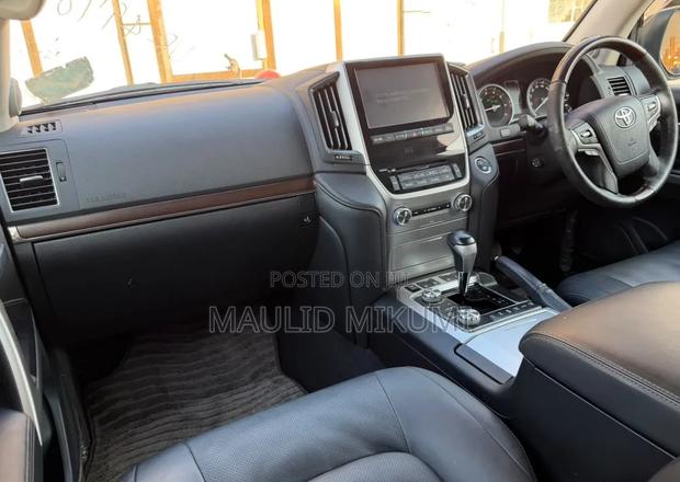 Toyota Land Cruiser 2017 White