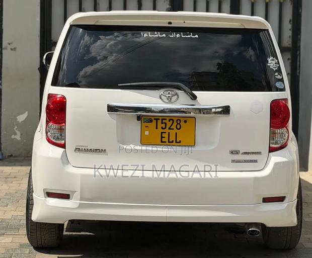 Toyota Corolla Rumion 2009 White