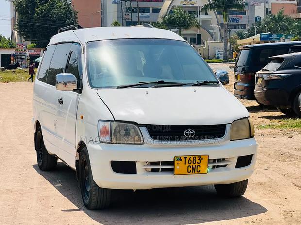 Toyota Noah 2005 White